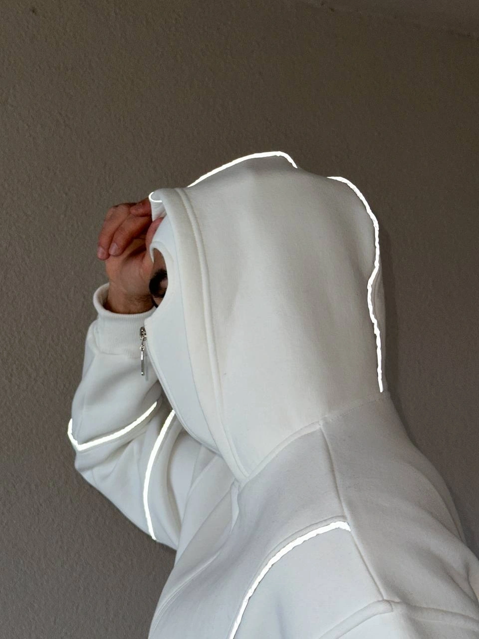Reflektör Detaylı Maskeli Hoodie-Beyaz