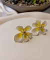 Luxury Gold Kaplama Sarı & Beyaz Emaye Manolya Çiçeği Küpe - 3 cm Özel Tasarım
