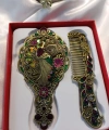 Vintage Yeşil ve Mor Detaylı Tavus Kuşu Motifli Çanta Boy El Aynası ve Tarak Seti