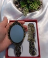 Vintage Yeşil ve Mor Detaylı Tavus Kuşu Motifli Çanta Boy El Aynası ve Tarak Seti