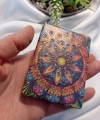 Koyu Zeminli Canlı Mandala Desenli Işıltılı Dikdörtgen Cep Aynası (7x1 cm)