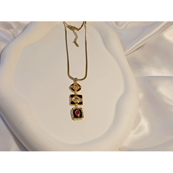 Üç Renk, Tek Hikaye: Üçlü Tılsım (Trinity) Kolye – Euro Aksesuar