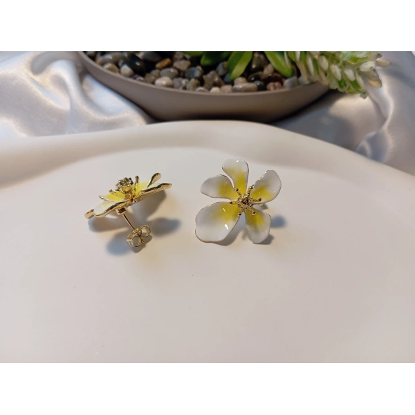 Luxury Gold Kaplama Sarı & Beyaz Emaye Manolya Çiçeği Küpe - 3 cm Özel Tasarım