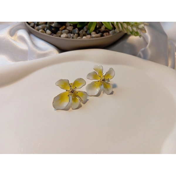 Luxury Gold Kaplama Sarı & Beyaz Emaye Manolya Çiçeği Küpe - 3 cm Özel Tasarım