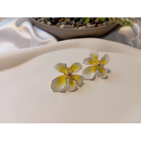 Luxury Gold Kaplama Sarı & Beyaz Emaye Manolya Çiçeği Küpe - 3 cm Özel Tasarım