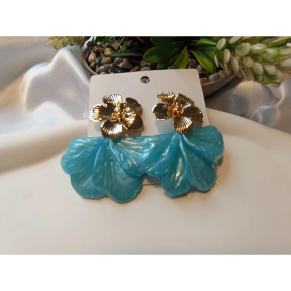 Altın Kaplama Çiçek Detaylı Buz Mavisi Akrilik Petal Küpe (5,5 cm)