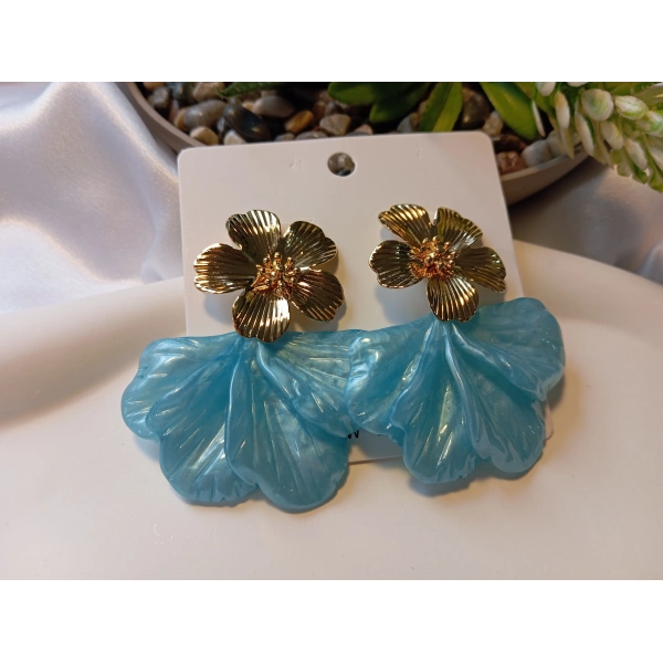 Altın Kaplama Çiçek Detaylı Buz Mavisi Akrilik Petal Küpe (5,5 cm)