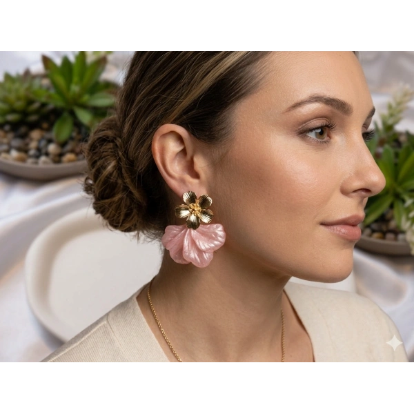 Altın Kaplama Çiçek Detaylı Toz Pembe Akrilik Petal Küpe (5,5 cm)