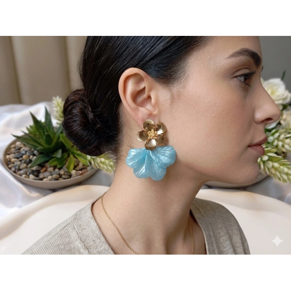 Altın Kaplama Çiçek Detaylı Buz Mavisi Akrilik Petal Küpe (5,5 cm)