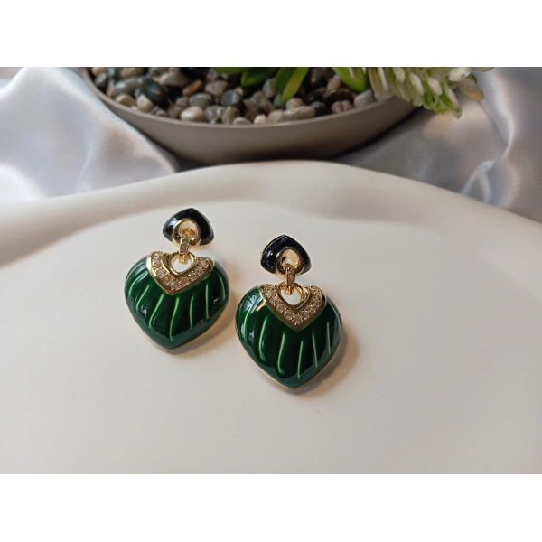 Euro Aksesuar - Emerald Heart: Altın Kaplama Yeşil Mine İşlemeli Zirkon Taşlı Kalp Küpe