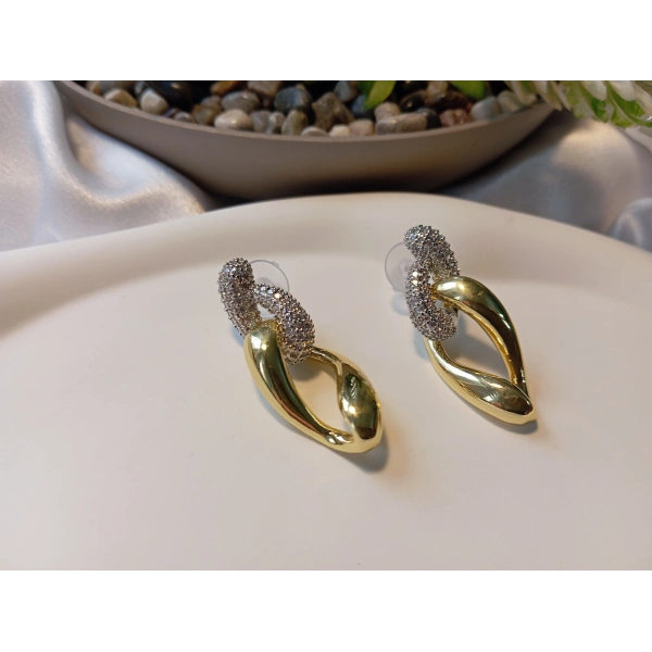 4 cm Işıltılı Zincir Formlu Lüks Küpe - Altın Kaplama Pave Taşlı İkili Geçmeli Küpe