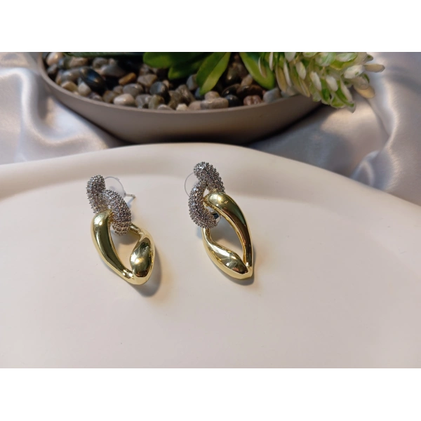 4 cm Işıltılı Zincir Formlu Lüks Küpe - Altın Kaplama Pave Taşlı İkili Geçmeli Küpe