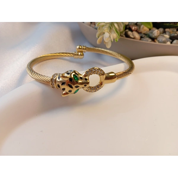 Euro Aksesuar 14K Altın Kaplama Yeşil Gözlü Panter Detaylı Çelik Kelepçe Bileklik