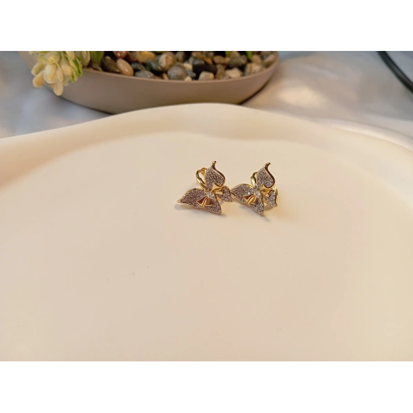 Xuping Jewelry 14 Ayar Altın Kaplama Zirkon Taşlı Minimal Çiçek Küpe (1,5 cm)