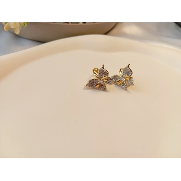 Xuping Jewelry 14 Ayar Altın Kaplama Zirkon Taşlı Minimal Çiçek Küpe (1,5 cm)