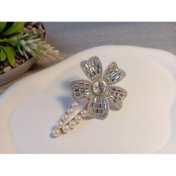 Euro Aksesuar Kristal Taşlı Çiçek Figürlü ve İncili Lüks Yan Toka