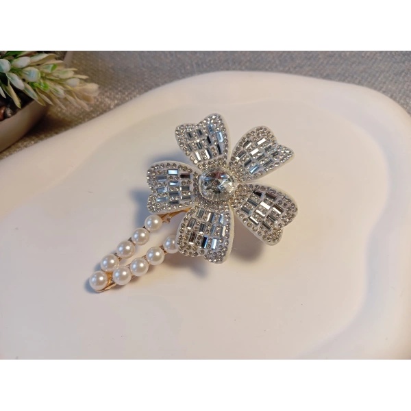 Euro Aksesuar Kristal Taşlı Çiçek Figürlü ve İncili Lüks Yan Toka