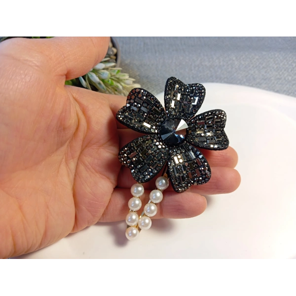 Euro Aksesuar Kristal Taşlı Çiçek Figürlü ve İncili Lüks Yan Toka