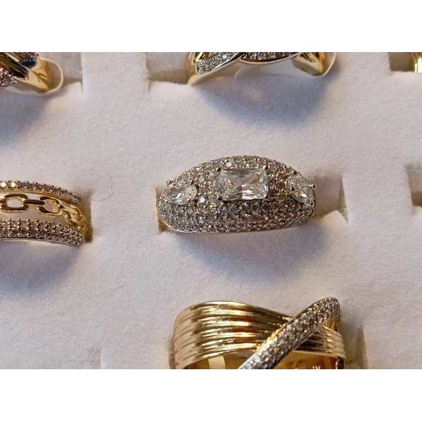 Xuping Jewelry Oval İri Taşlı ve Pavé Detaylı 14K Altın Kaplama Yüzük - 7 Numara (Euro Aksesuar)