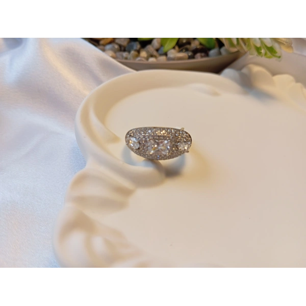 Xuping Jewelry Oval İri Taşlı ve Pavé Detaylı 14K Altın Kaplama Yüzük - 7 Numara (Euro Aksesuar)