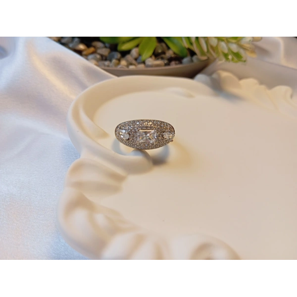 Xuping Jewelry Oval İri Taşlı ve Pavé Detaylı 14K Altın Kaplama Yüzük - 7 Numara (Euro Aksesuar)