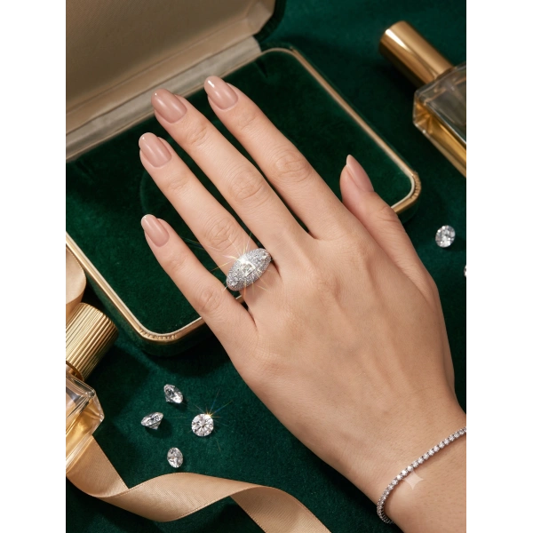 Xuping Jewelry Oval İri Taşlı ve Pavé Detaylı 14K Altın Kaplama Yüzük - 7 Numara (Euro Aksesuar)