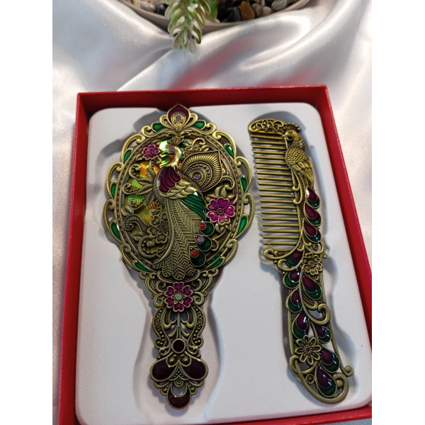 Vintage Yeşil ve Mor Detaylı Tavus Kuşu Motifli Çanta Boy El Aynası ve Tarak Seti