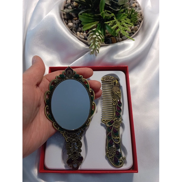 Vintage Yeşil ve Mor Detaylı Tavus Kuşu Motifli Çanta Boy El Aynası ve Tarak Seti