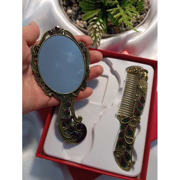 Vintage Mor ve Yeşil Taşlı Tavus Kuşu Motifli Çanta Boy El Aynası ve Tarak Seti