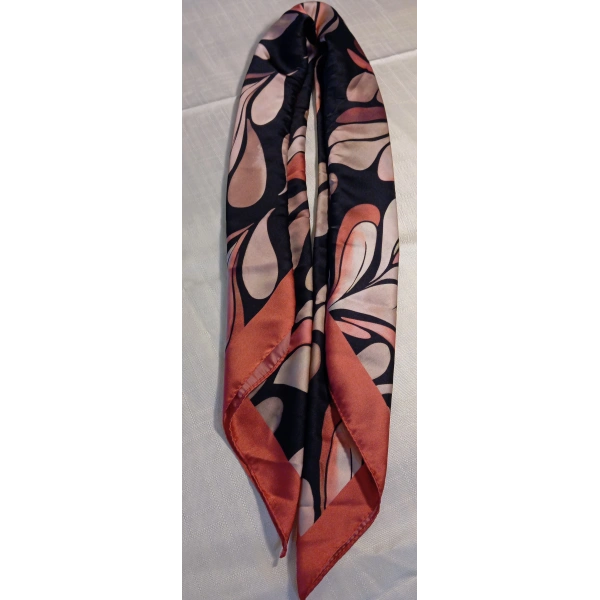 90x90cm Yaprak Desenli Siyah ve Kiremit Rengi İpek Dokulu Şık Fular