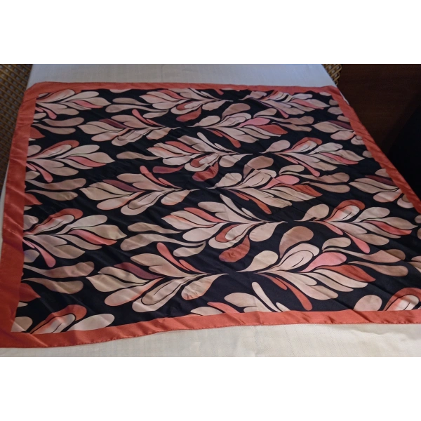 90x90cm Yaprak Desenli Siyah ve Kiremit Rengi İpek Dokulu Şık Fular