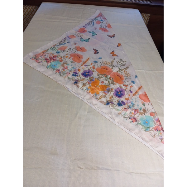 90x90 Çiçek Desenli Saten Fular – Krem