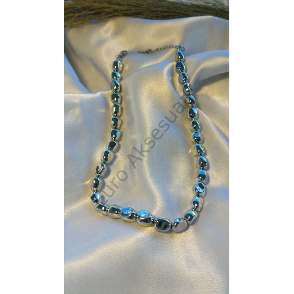 Özel Seri Silver Renk Çakıltaşı Detaylı Kolye