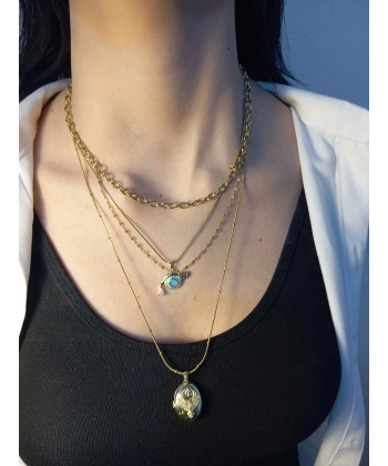 Gold Renk Mistik Işıltı ve Modern Tasarım: Çelik Katmanlı Göz ve Oval Madalyon Kolye