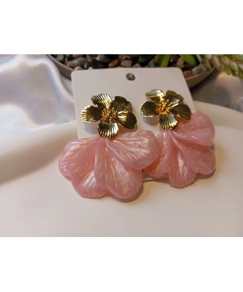 Altın Kaplama Çiçek Detaylı Toz Pembe Akrilik Petal Küpe (5,5 cm)