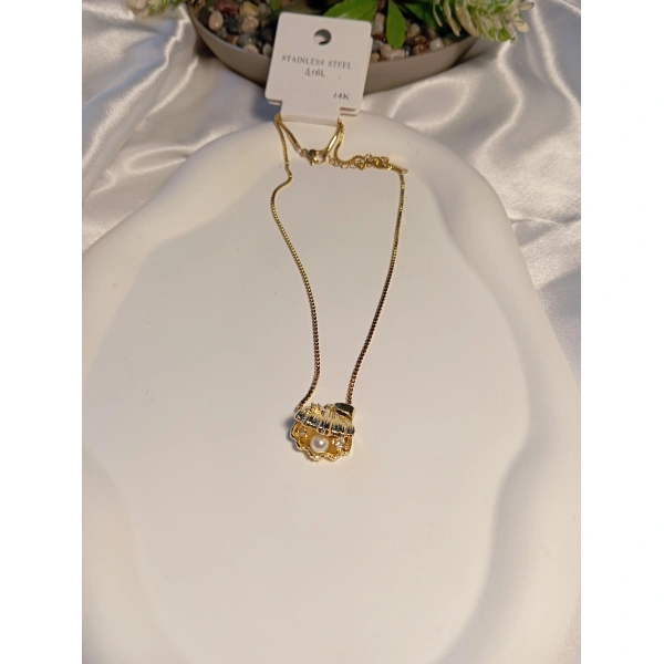 İncili Deniz Kabuğu Figürlü Çelik Kolye