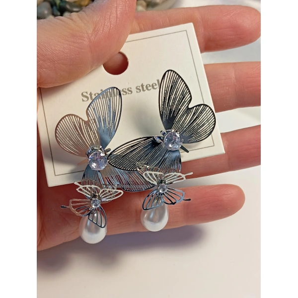 Kelebek Detaylı Silver İncili Çelik Sallantılı Küpe