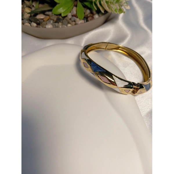 Üçgen Detay Kıvrımlı Mineli Bilezik