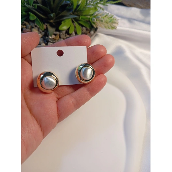 Yuvarlak Sedef Detaylı Pirinç Küpe