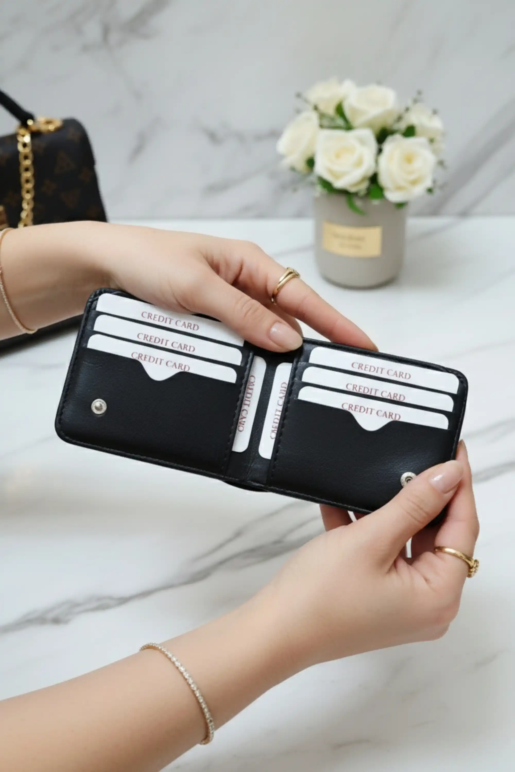 Kişiye Özel İsim Yazılı Siyah Vegan Deri Cüzdan – 8 Kartlık – Çift Para Gözlü – Çıtçıt Kapamalı – Unisex – Hediye Kutulu