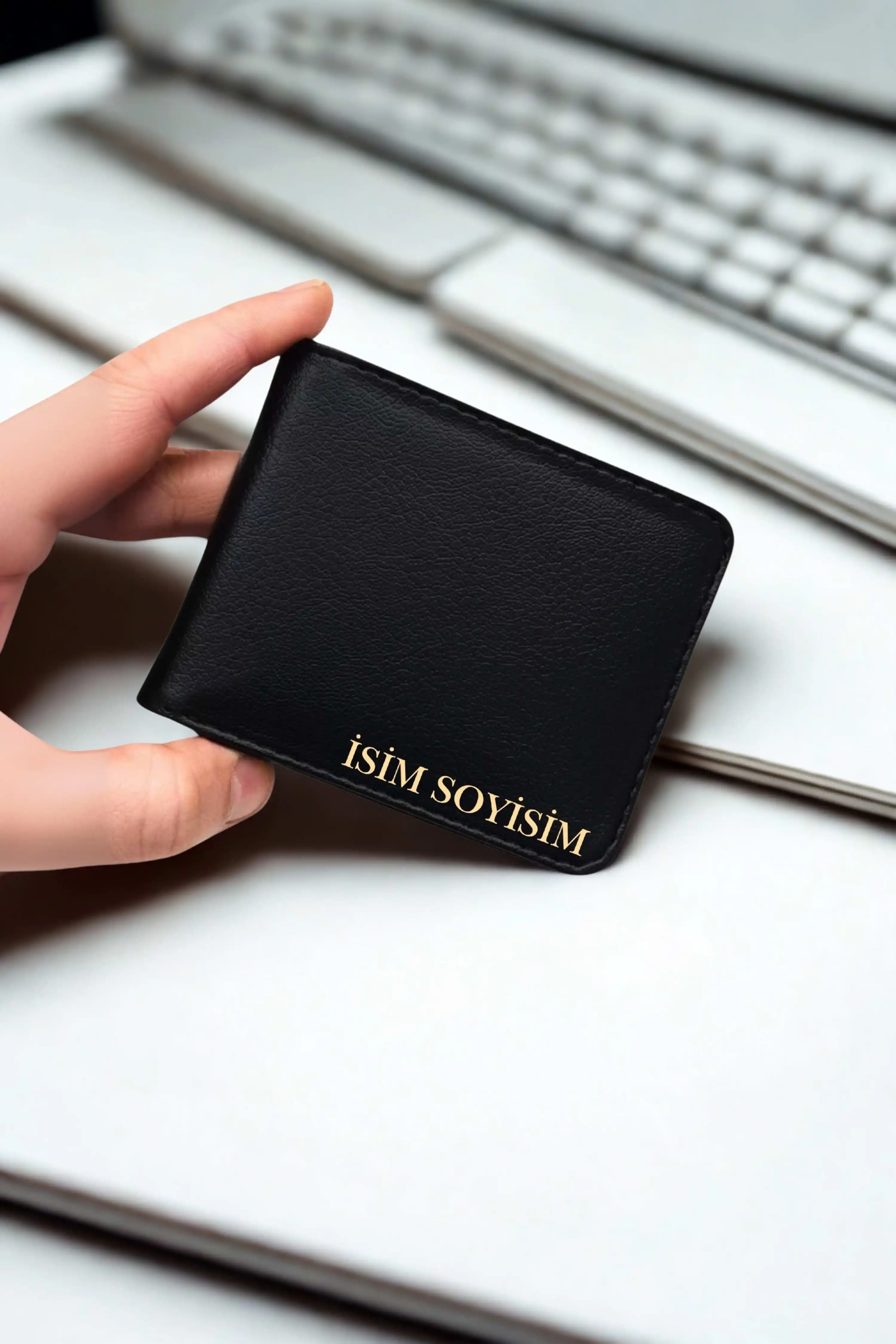 Kişiye Özel İsim Yazılı Siyah Vegan Deri Cüzdan – 8 Kartlık – Çift Para Gözlü – Çıtçıt Kapamalı – Unisex – Hediye Kutulu