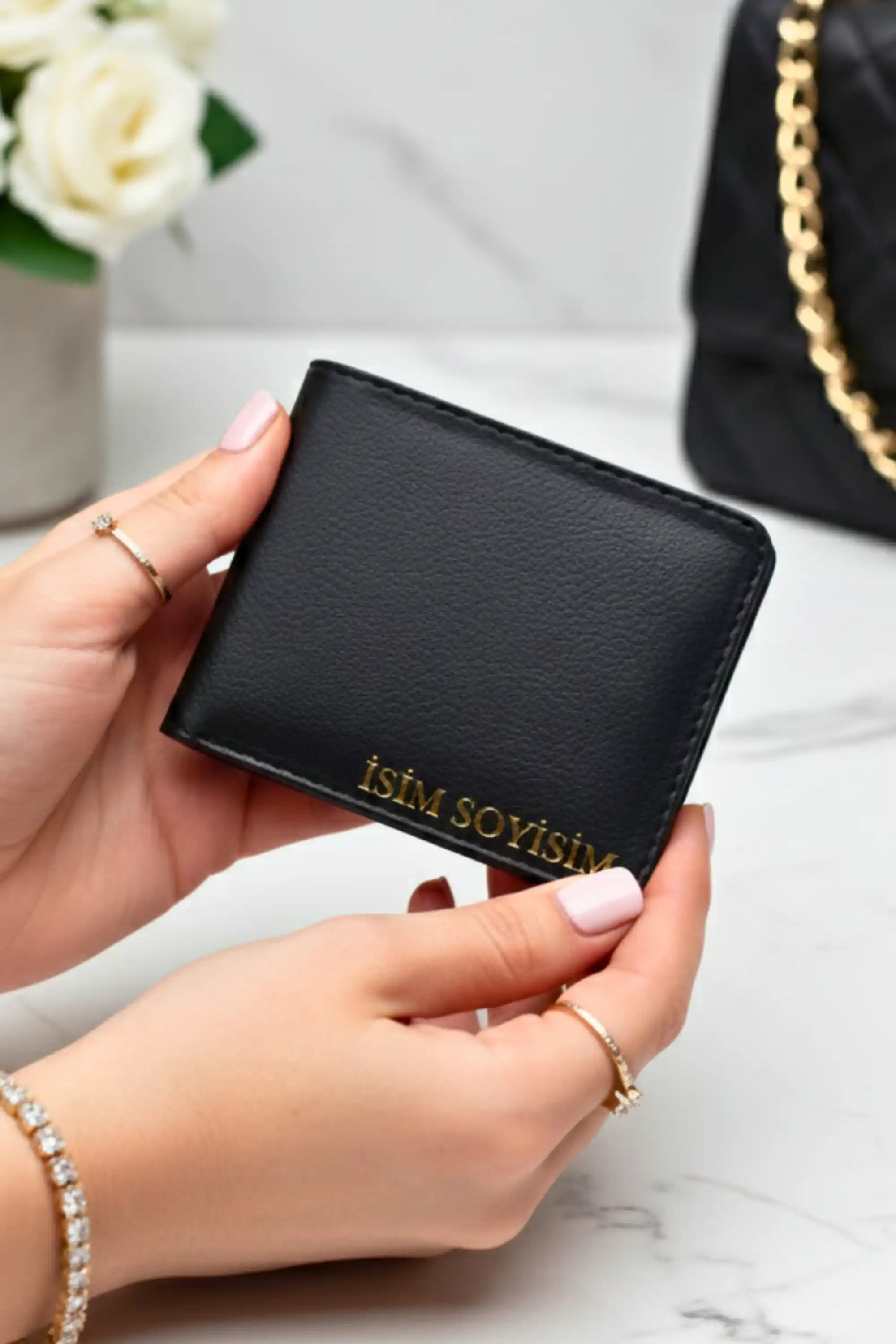 Kişiye Özel İsim Yazılı Siyah Vegan Deri Cüzdan – 8 Kartlık – Çift Para Gözlü – Çıtçıt Kapamalı – Unisex – Hediye Kutulu