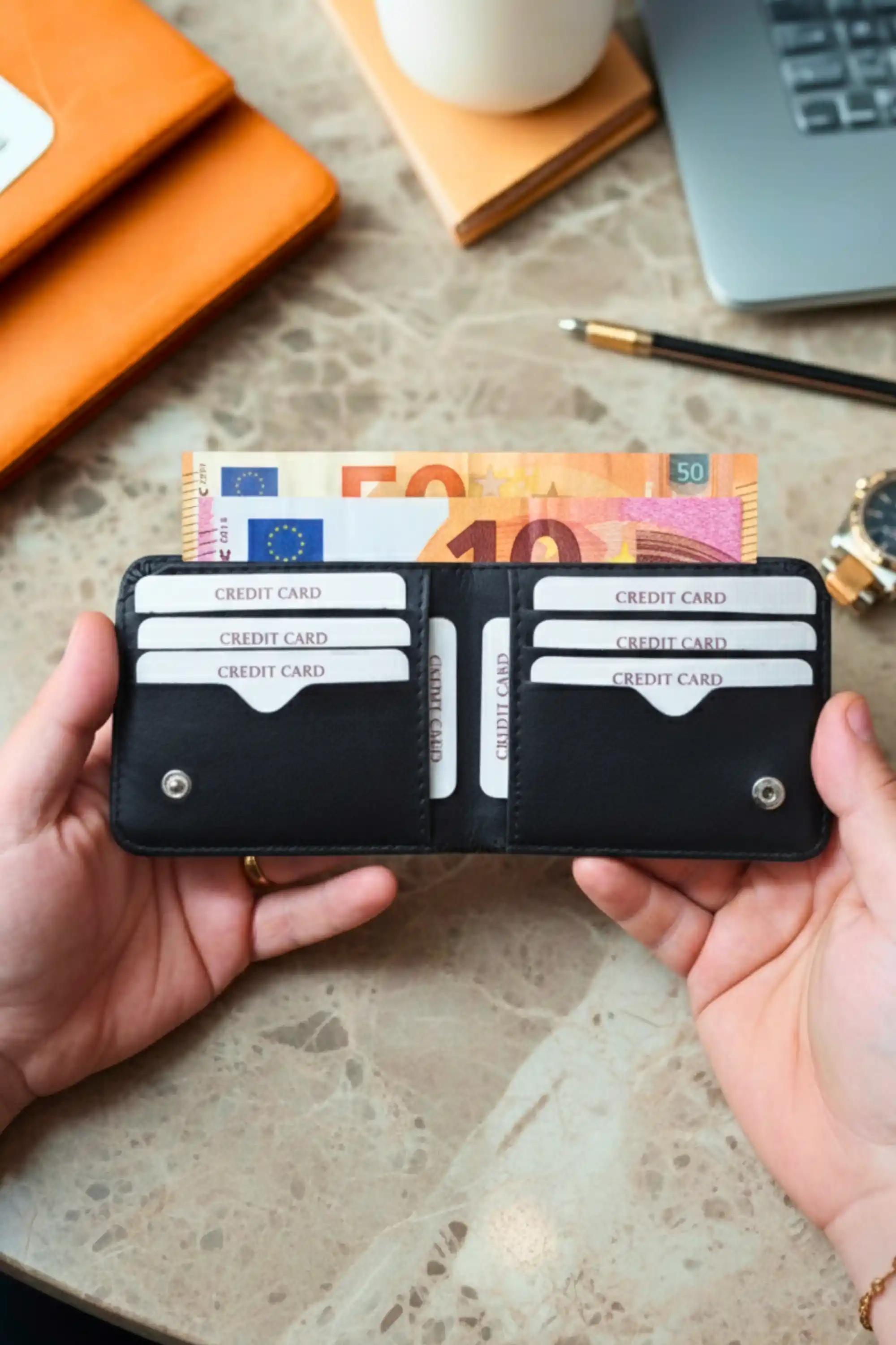 Kişiye Özel İsim Yazılı Siyah Vegan Deri Cüzdan – 8 Kartlık – Çift Para Gözlü – Çıtçıt Kapamalı – Unisex – Hediye Kutulu