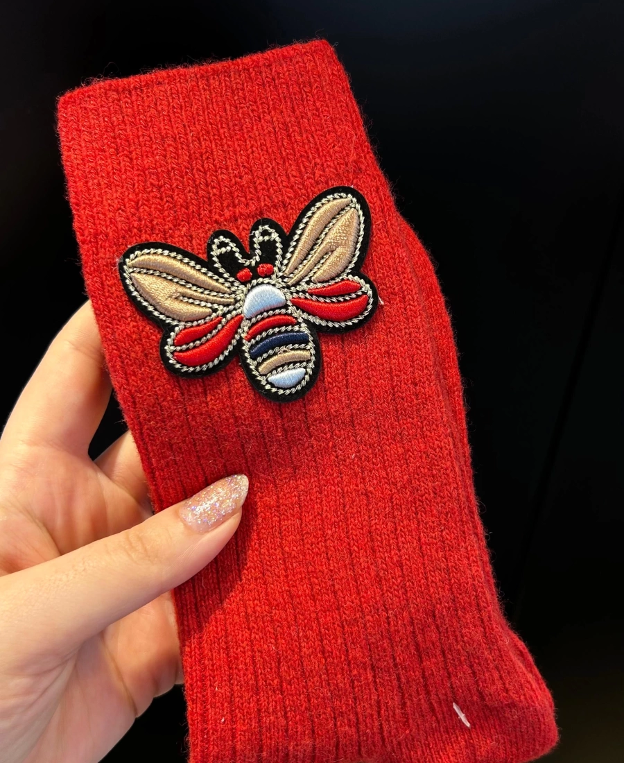 Eda’s Arı İşlemeli Kırmızı Yün Çorap