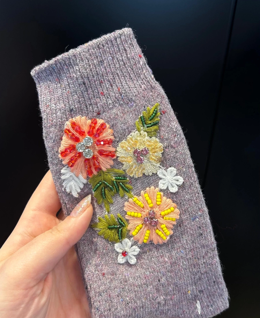 Eda’s Çiçek İşlemeli Lila Yün Çorap