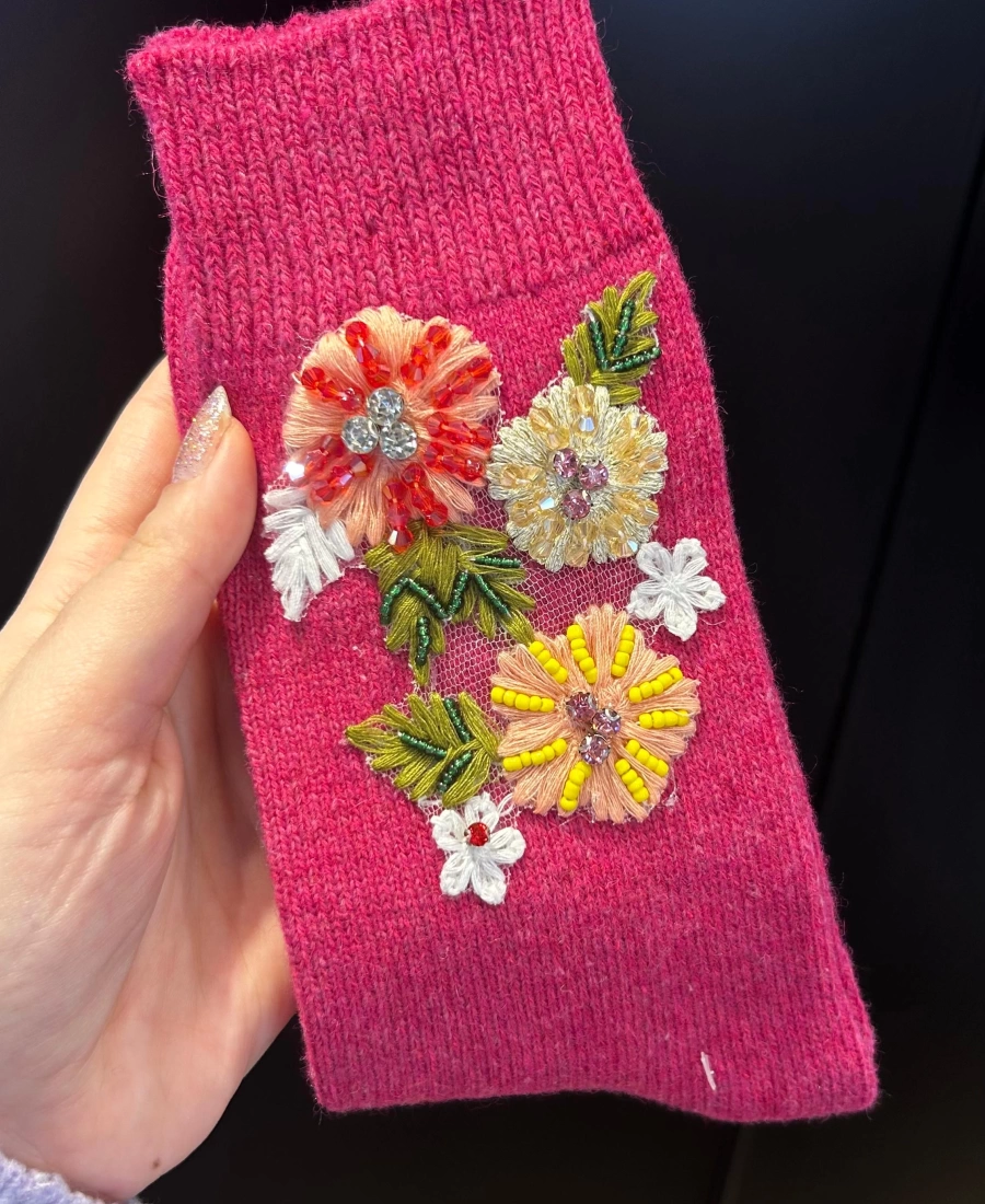 Eda’s Çiçek İşlemeli Koyu Pempe Yün Çorap