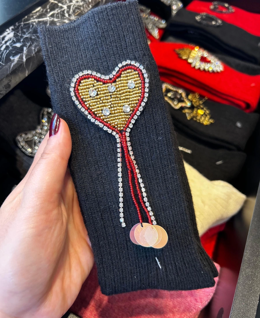 Edas Pullu Kalp İşlemeli Siyah Yün Çorap