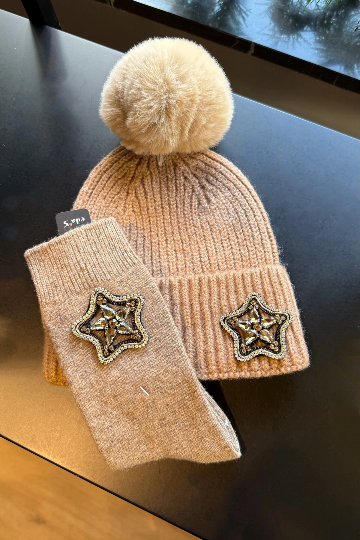 Camel Renk Yıldızlı İşlemeli Bere & Yün Çorap Kombin