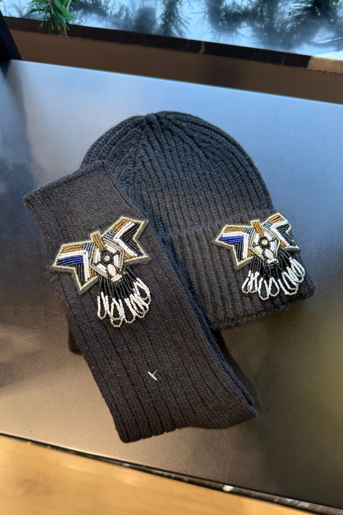 Siyah Apolet İşlemeli Yün Çorap & Bere Kombin