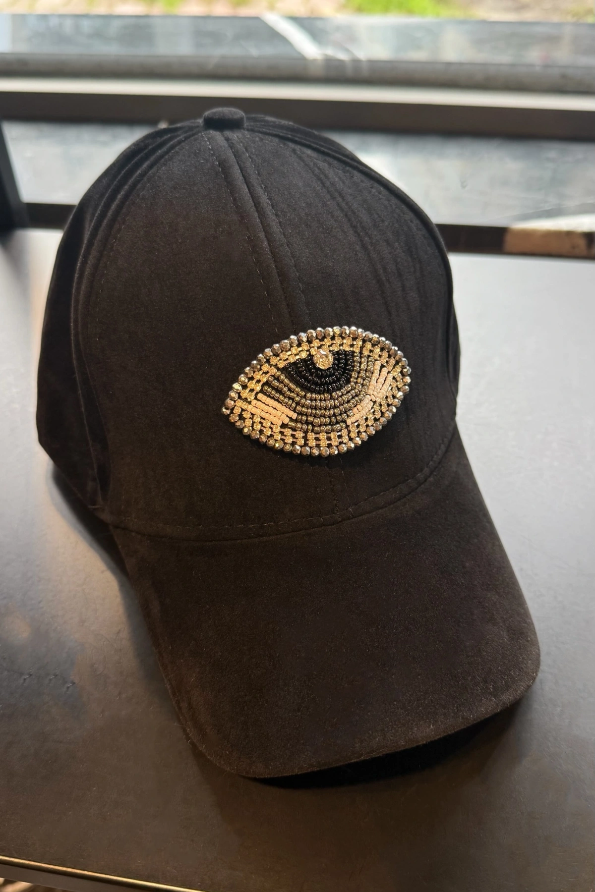 Siyah Göz İşlemeli Süet Kep Şapka